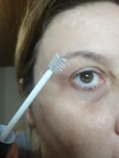 application à la brosse du rapidbrow sur le sourcil